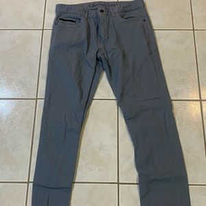 Calvin Klein. Slim Fit.